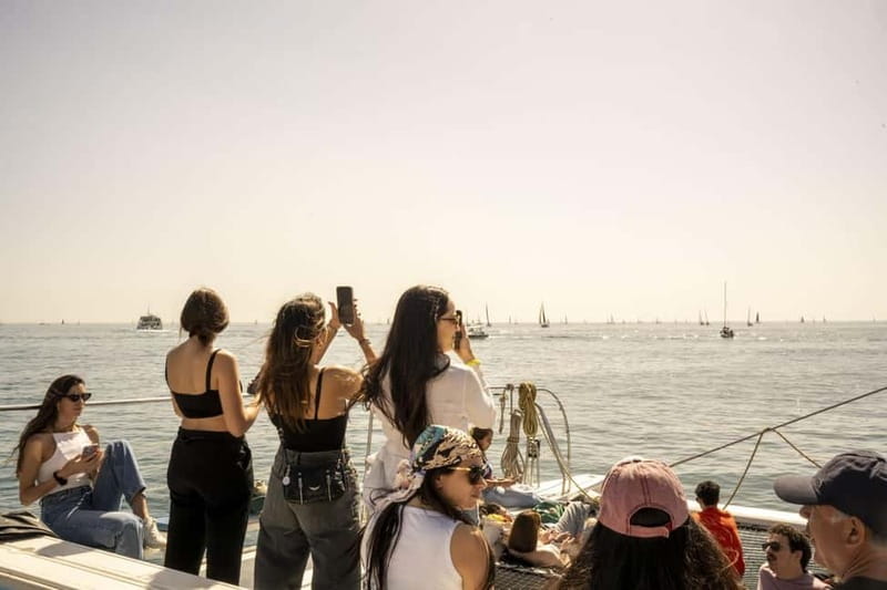Barcelona: Shared cruise with chill music - Key Points