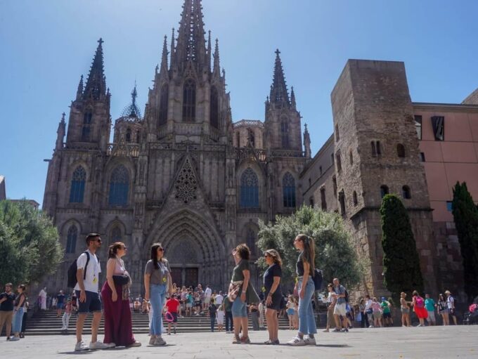 Barcelona Tour: Montjuic Cable Car & Gothic Walking Tour - Positive Feedback From Customers