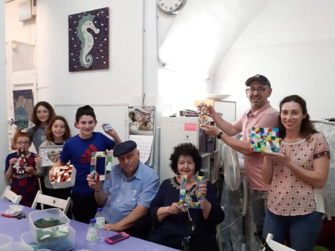 Barcelona: Trencadís Mosaic Class – Learn Gaudís Technique - Materials and Supplies