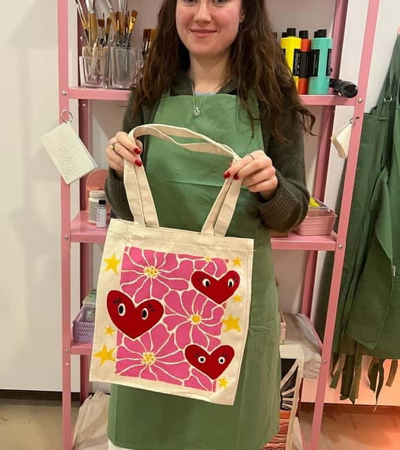 Barcelona: Women's Craft Night with Wine and Nibbles - A Relaxed and Meaningful Evening in Barcelona