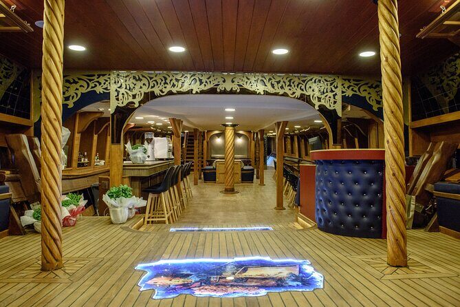 Barco De Pirata Cruise at 3 Islands in Greece - Food and Refreshments: A Greek Barbecue on the Water