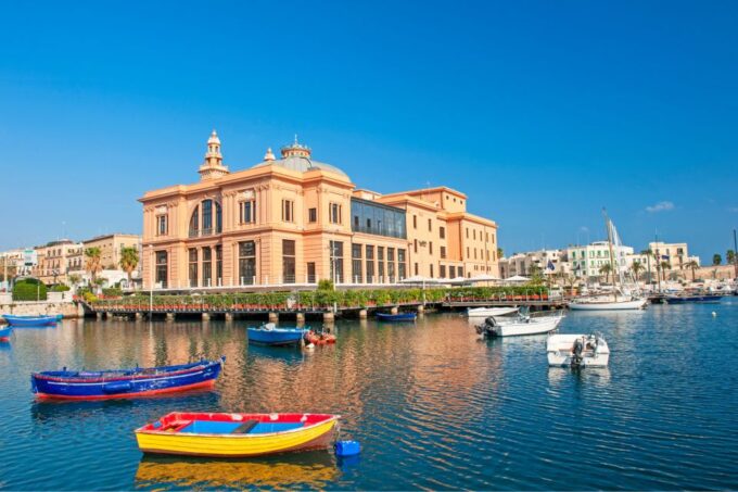 Bari: First Discovery Walk and Reading Walking Tour - Navigating With the App