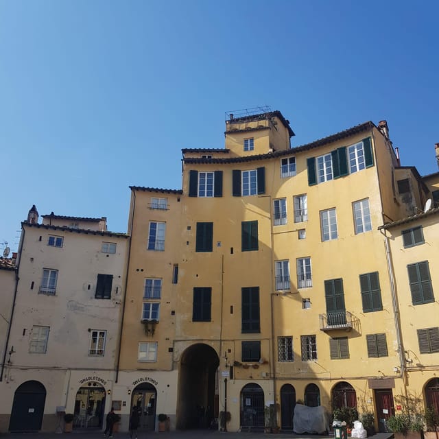 BASIC Lucca: Guided Tour in ITALIAN - Starting Point: Piazza San Michele