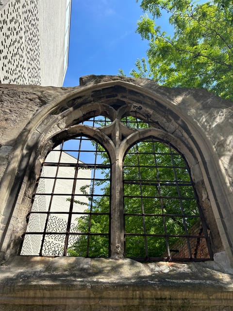 Beautiful Ladies and Terracotta Heads in Russian - Focus on Ladies and Terracotta