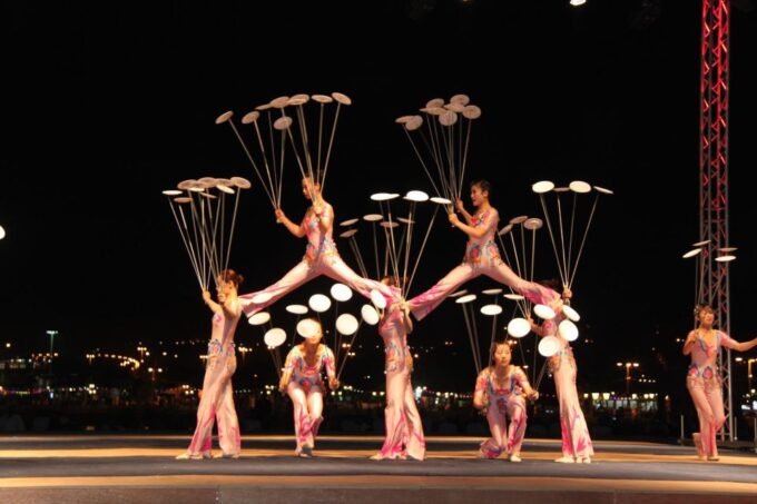 Beijing: Night Tour of Acrobatics Show Including Transfer - Souvenir Photos
