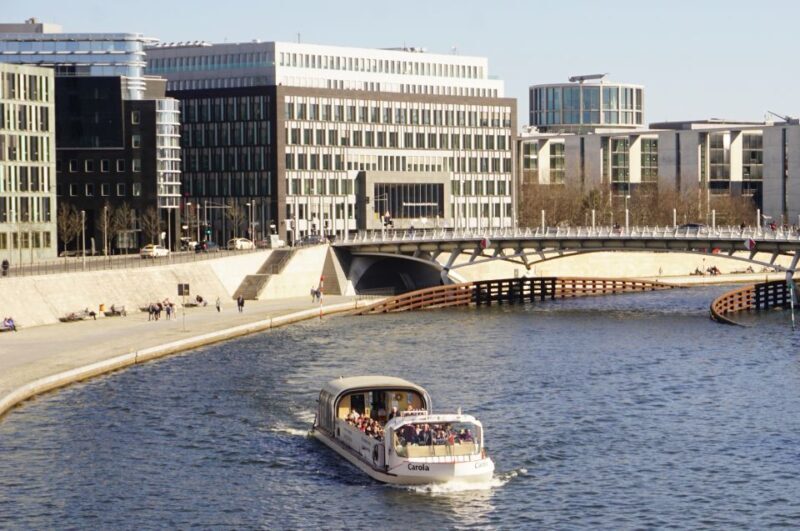 Berlin: 1-Hour Boat Tour with Bilingual Live Guide - Key Points