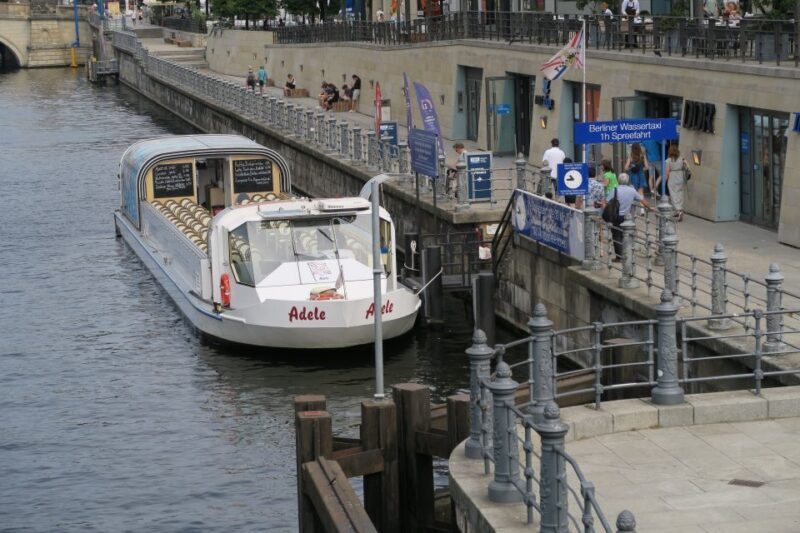 Berlin: Boat Sightseeing Cruise with Audioguide - Commentary and Atmosphere