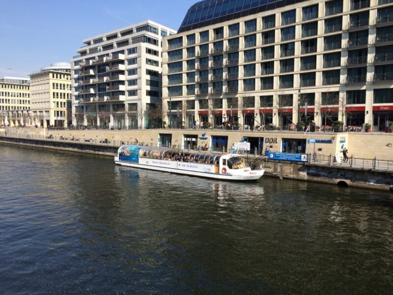 Berlin: City Boat Tour with Live Commentary - Key Points