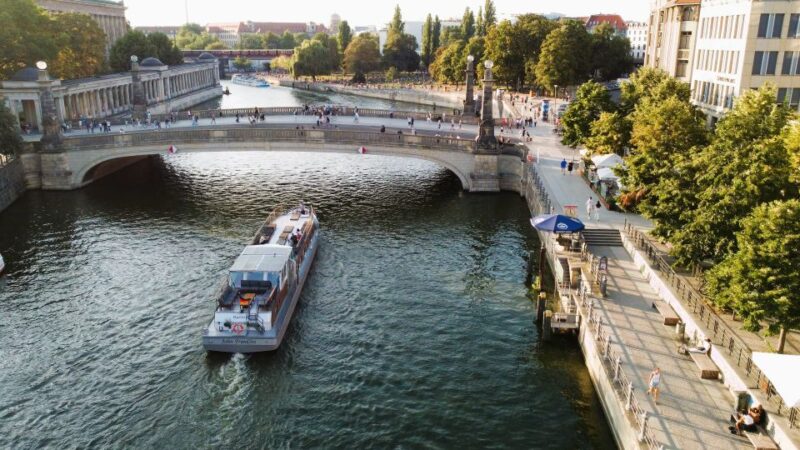 Berlin: Evening Sightseeing River Cruise on the Spree - Onboard Amenities and Experience