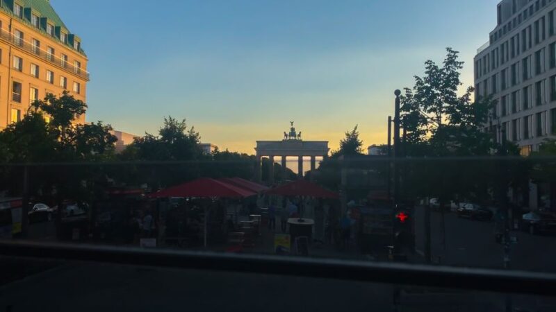 Berlin: Evening Sightseeing Tour by Bus With Live Commentary - Sustainable Sightseeing