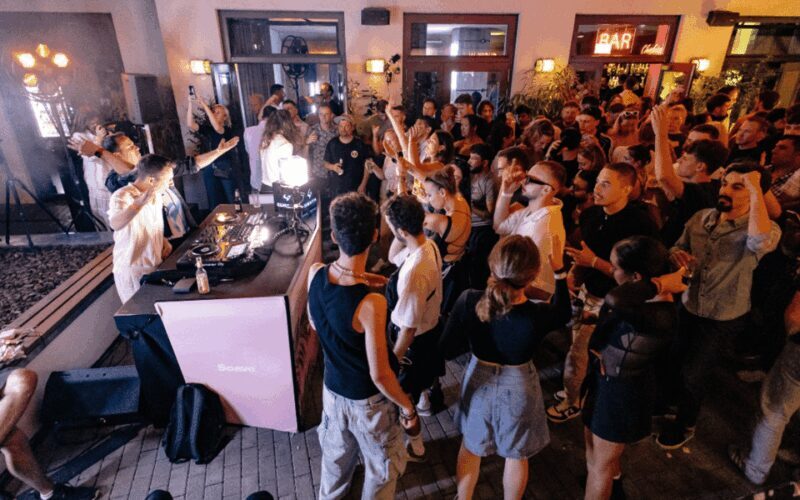 Berlin: Pub Crawl with Shots and VIP Club Entry - Introduction