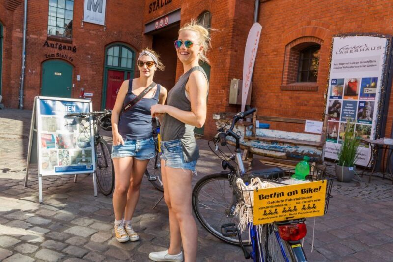 Berlin: Sights and Highlights Bike Tour with a Local Guide - Key Points