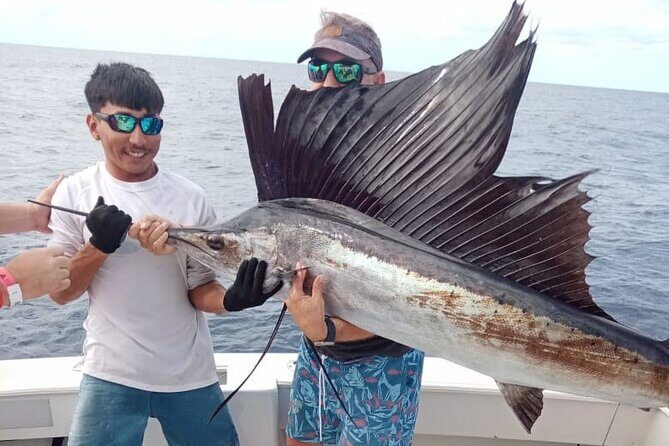 Bertram 35ft boat sport fishing cancun up to 6 passengers - Equipment & Inclusions