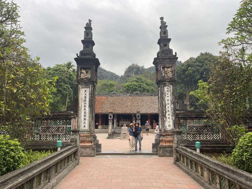Best Ninh Binh Day Tour: Tam Coc - Hoa Lu - Lunch & Cycling - Transportation and Accessibility Features