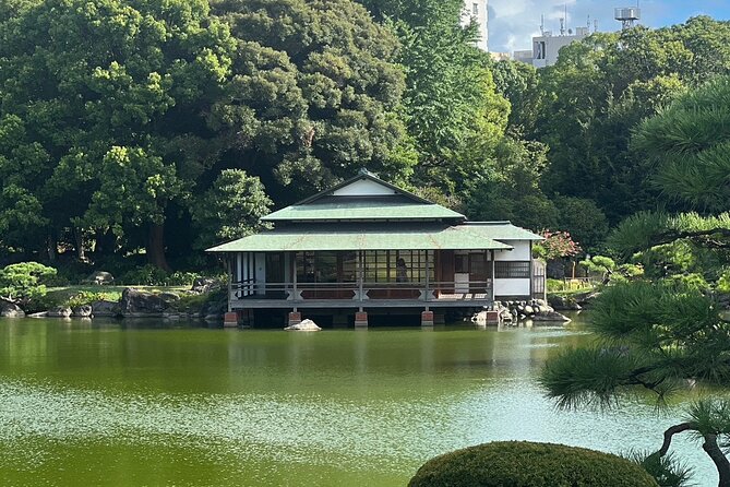 Best of Downtown Tokyo: Nature, Coffee, & Japanese Sweets Tasting - Kiyosumi Teien: A Tranquil Escape