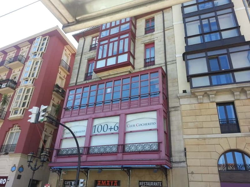 Bilbao Walking Tour and cable car in spanish - Authenticity and the Guides’ Role