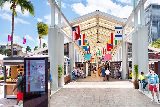 Biscayne Bay and Celebrity Island Homes Boat Tour - Amenities and Onboard Experience