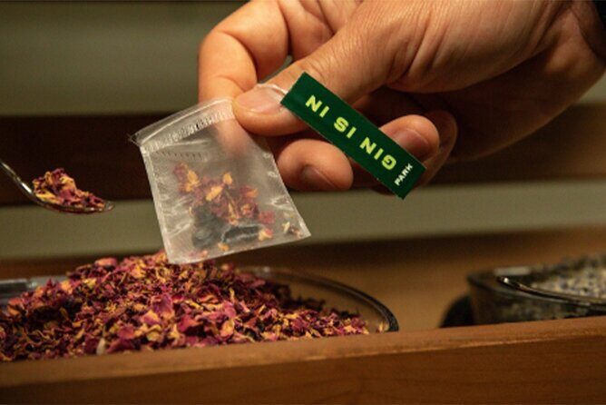 Blend Your Own Gin Experience in Banff - Key Points