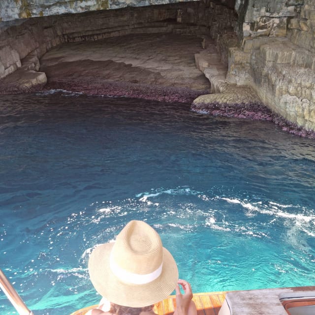 Blue Cave & Island Treasures: Komia & 5 Gems Boat Tour - Stiniva Bay: A Hidden Beach Paradise