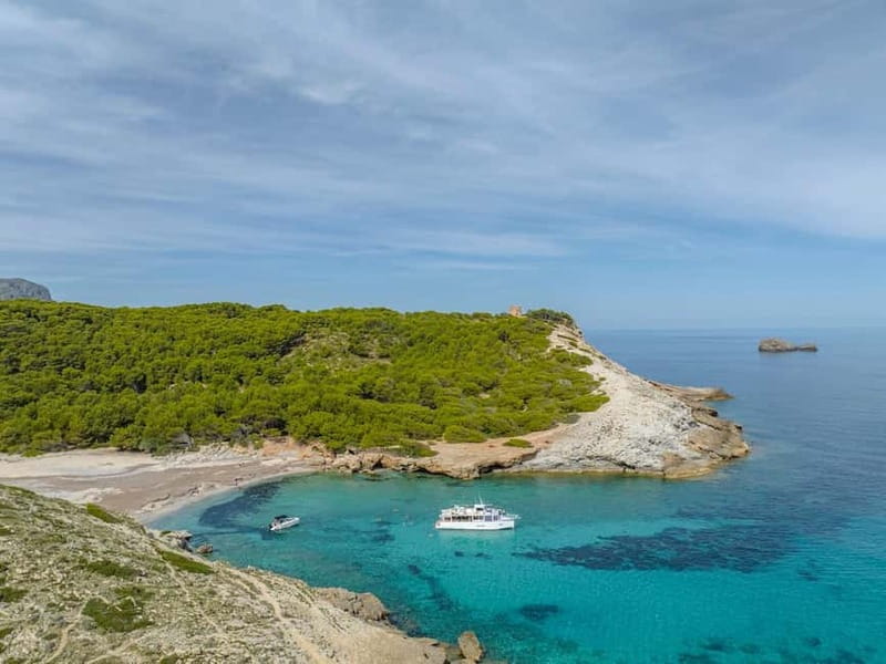 Boat day trip with drinks and lunch - Key Points