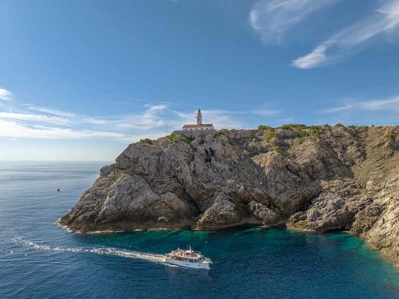 Boat day trip with drinks and lunch - The Sum Up