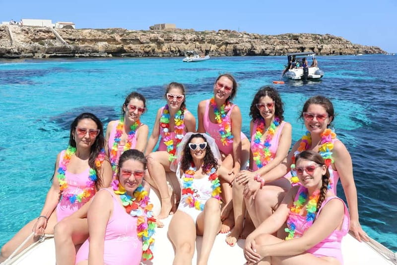 Boat excursion with bachelorette and bachelor party - Key Points
