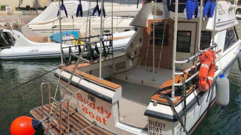 Boat for Scuba Divers. Airplanes and Coral Gardens Dive - Equipment Provided