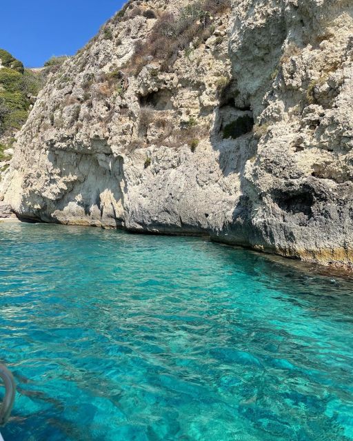 BOAT TOUR WITH APERITIF ON BOARD IN THE CYCLOPS ISLANDS - Exploring the Cyclops Islands