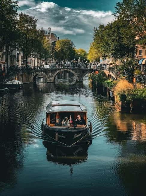 Boat trip through the canals of Amsterdam with Spanish guide - Introduction: Discovering Amsterdam from the Water