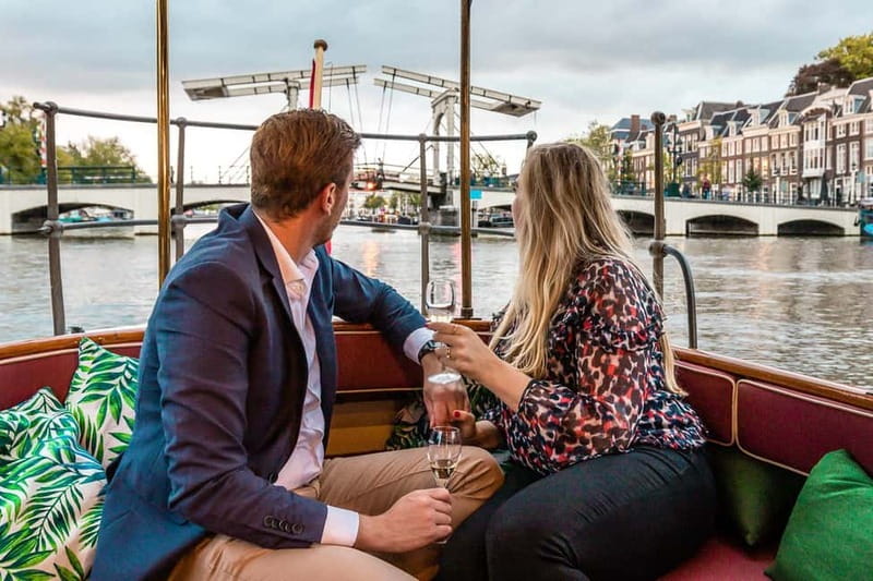 Boat trip through the canals of Amsterdam with Spanish guide - Key Points  