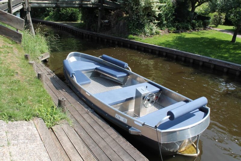 Boatrental 2 Hours 8 Person With Steeringwheel and Cushions - Features of the Electric Boat