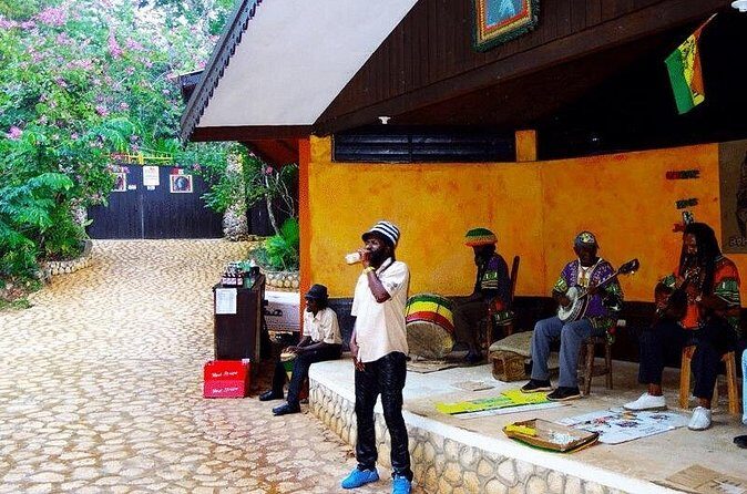 Bob Marley Nine Mile Tour - From Montego Bay - Atmosphere and Entertainment