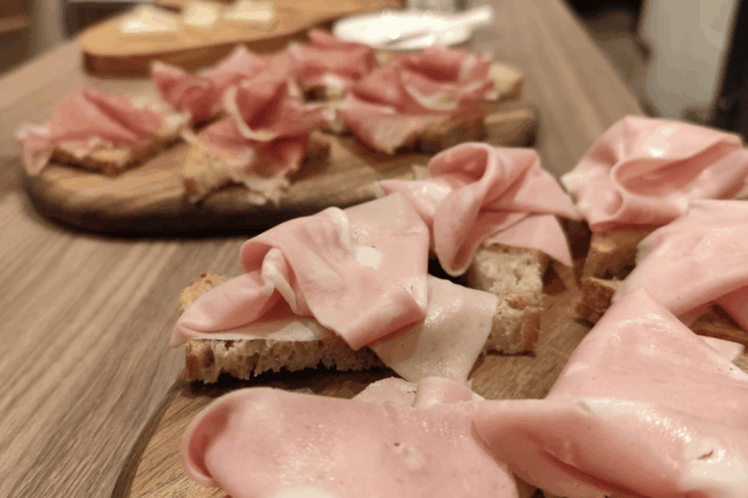 Bologna: Food and Wine Tasting With Interactive Game - Accessibility and Language Options