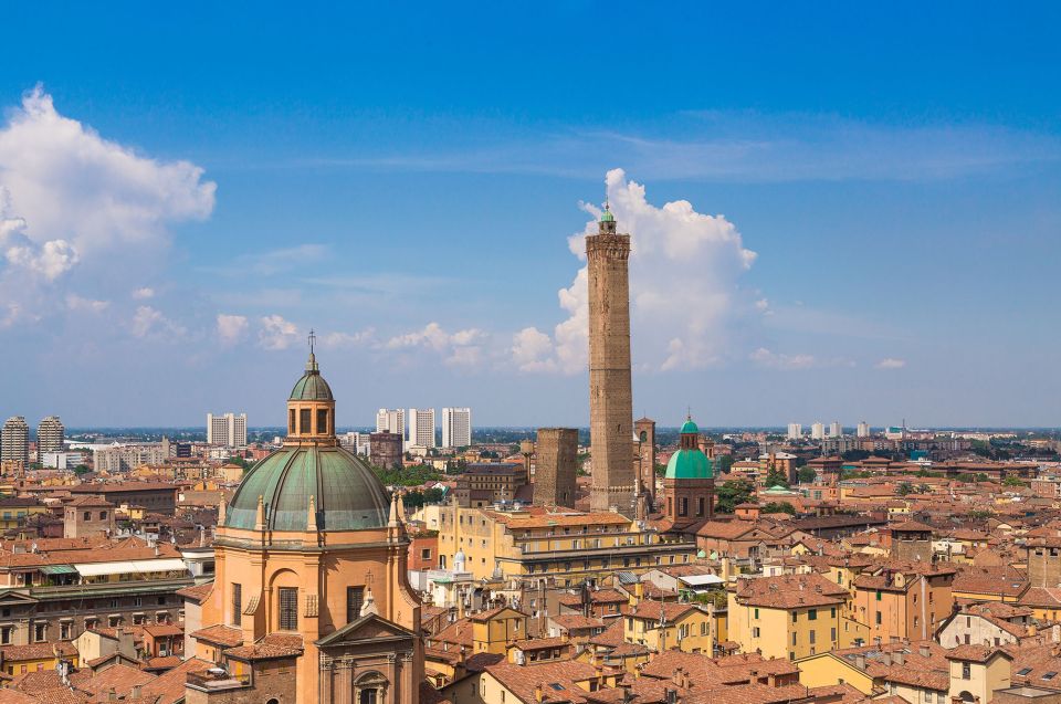 Bologna: Guided Walking Tour of the City Highlights - Admiring the Iconic Towers