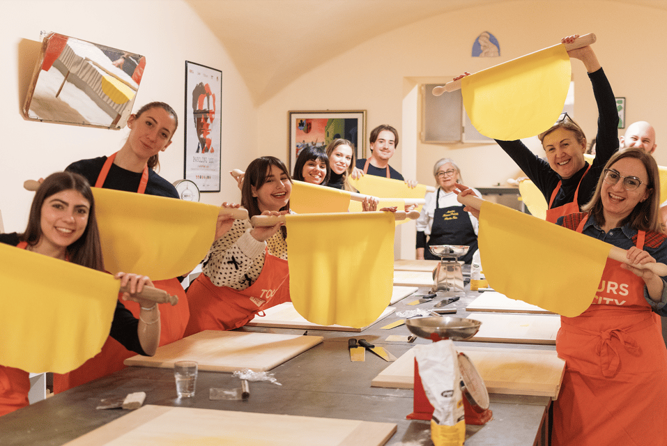 Bologna: Pasta Tagliatelle Ragu Cooking Class With Spritz - Cooking Class Structure