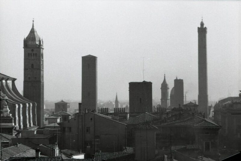 Bologna Towers, Waters, Volto Santo Guided Tour With Brekkie - Optional Lunch