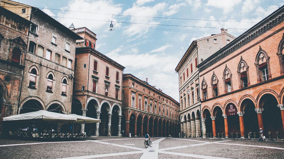 Bologna: Walking Tour With Food Tastings - Guided Tour Inclusions