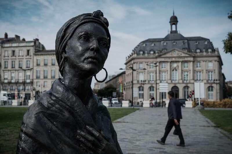 Bordeaux: Dark History and Macabre Walking Tour - Key Points