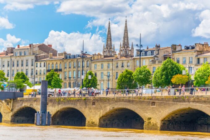 Bordeaux: Private Tour in a Citroën 2CV 45min - Discovering the Citys Iconic Landmarks