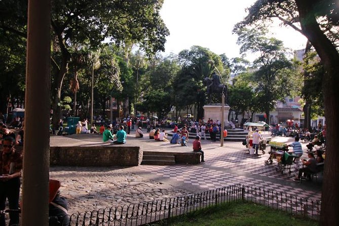 Botero Walking Tour: Experiencing Medellin Through the Eyes of an Artist - Exploring the Plaza De Las Esculturas