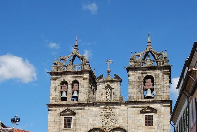 Braga/Guimarães: 1 Day with Lunch + farm and wine tasting - Authenticity and Local Connection
