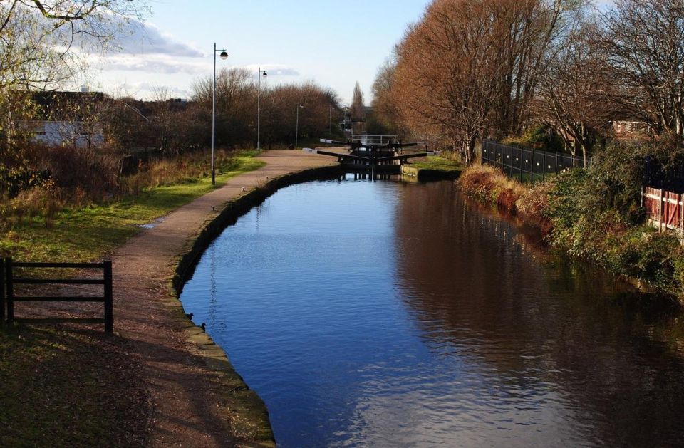 Breathtaking Manchester – Walking Tour for Couples - Booking Your Experience