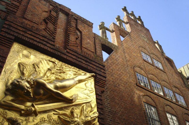 Bremen: Old Town Tour with Costumed Performer & Tour Guide - A Closer Look at the Bremen Old Town Tour