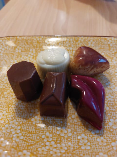 Bruges: Walking Tour with Hot Chocolate & Chocolate Tasting - Chocolate Tastings: A Sweet Detour