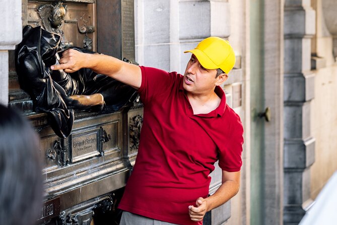 Brussels: Historical Walking Tour With Chocolate & Waffle Tasting - Visitor Experiences