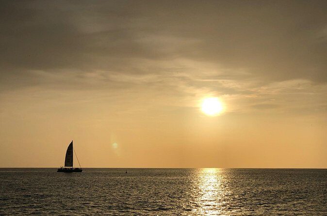 Bubbly Sunset Cruise - Food, Drinks, and Atmosphere