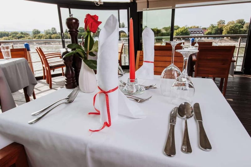 Budapest: 3-Course Dinner for 2 on a Boat Restaurant - Who Is This Experience Best Suited For?