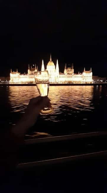 Budapest: Boat Cruise with Personal Live Guide and Drink - Key Points