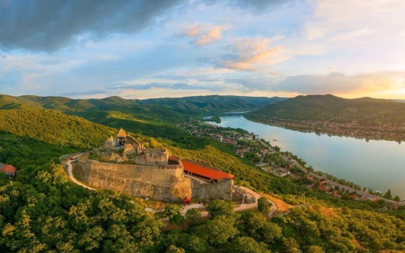 Budapest Hike to Visegrád Castle w or wo Sauna/Danube beach - An Inviting Day Out: Hiking, History, and Relaxation near Budapest