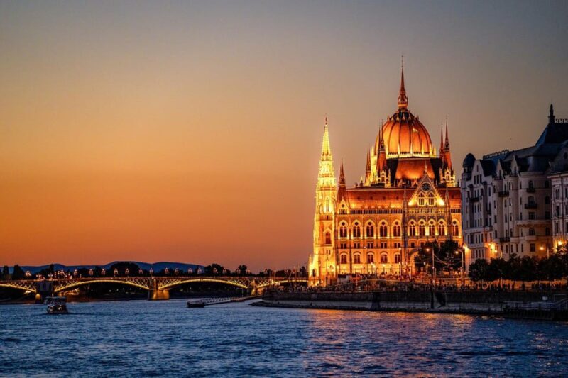 Budapest: Historic Cruise with Welcome Drink - The Audio Guide and Commentary